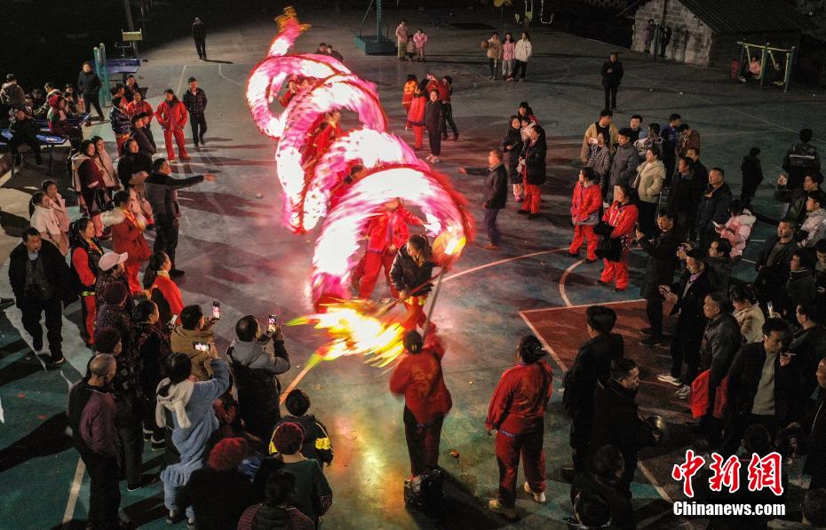 贵州松桃苗族自治县寨英镇落满村村民舞滚龙庆新春。 龙元彬 摄