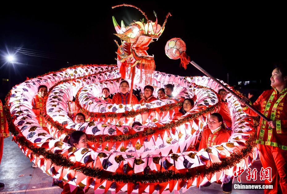 春节期间，贵州省铜仁市松桃苗族自治县寨英镇的村民按传统习俗舞滚龙欢度新春。“寨英滚龙”是松桃的一项民族民间文化艺术，至今已有600多年历史，2007年“寨英滚龙”被列入贵州省第二批非物质文化遗产名录，2021年被国家体育总局列入中华体育文化优秀节庆项目。龙元彬 摄