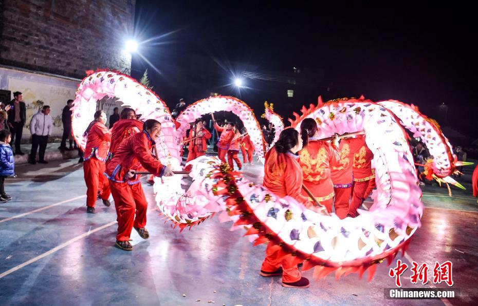 贵州松桃苗族自治县寨英镇落满村村民舞滚龙庆新春。 龙元彬 摄